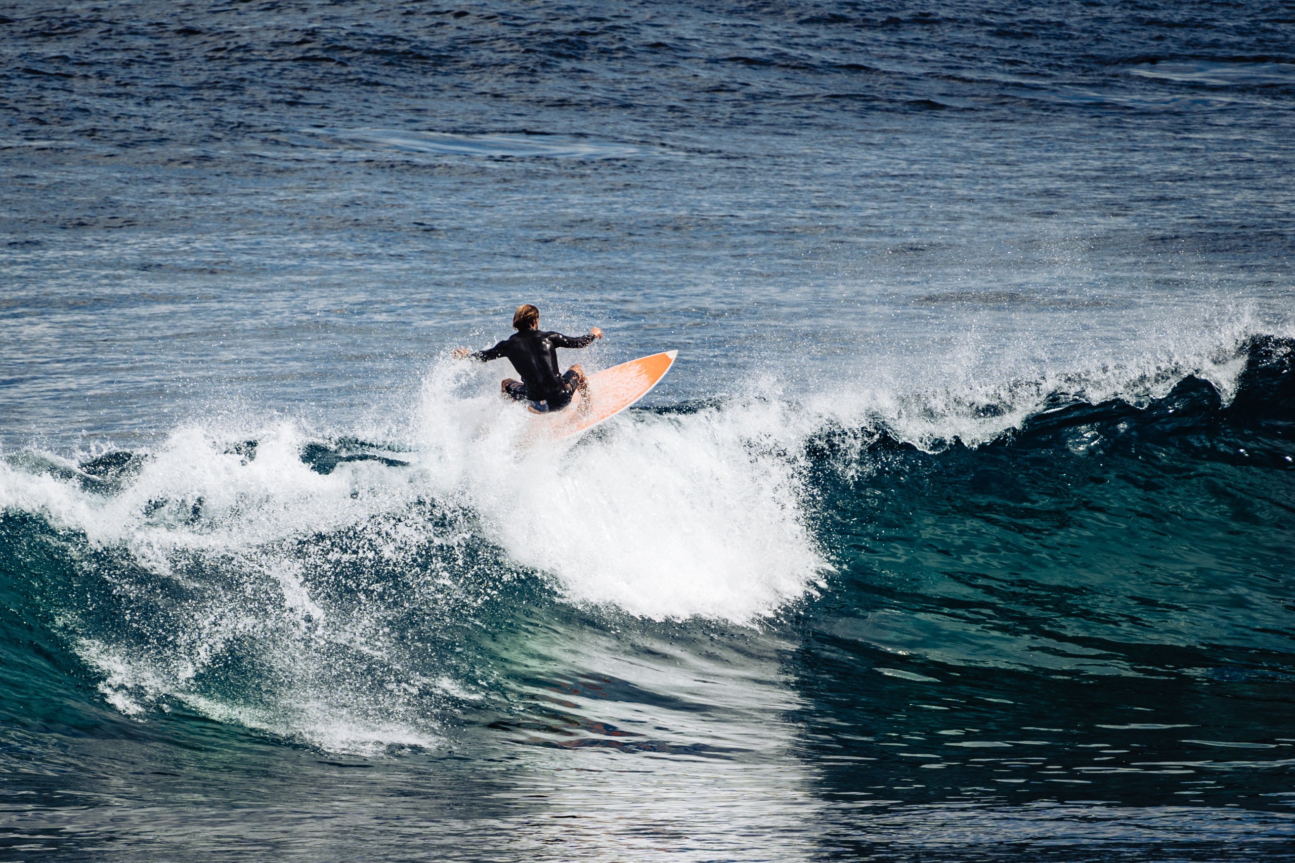 surfing mahana point, bali